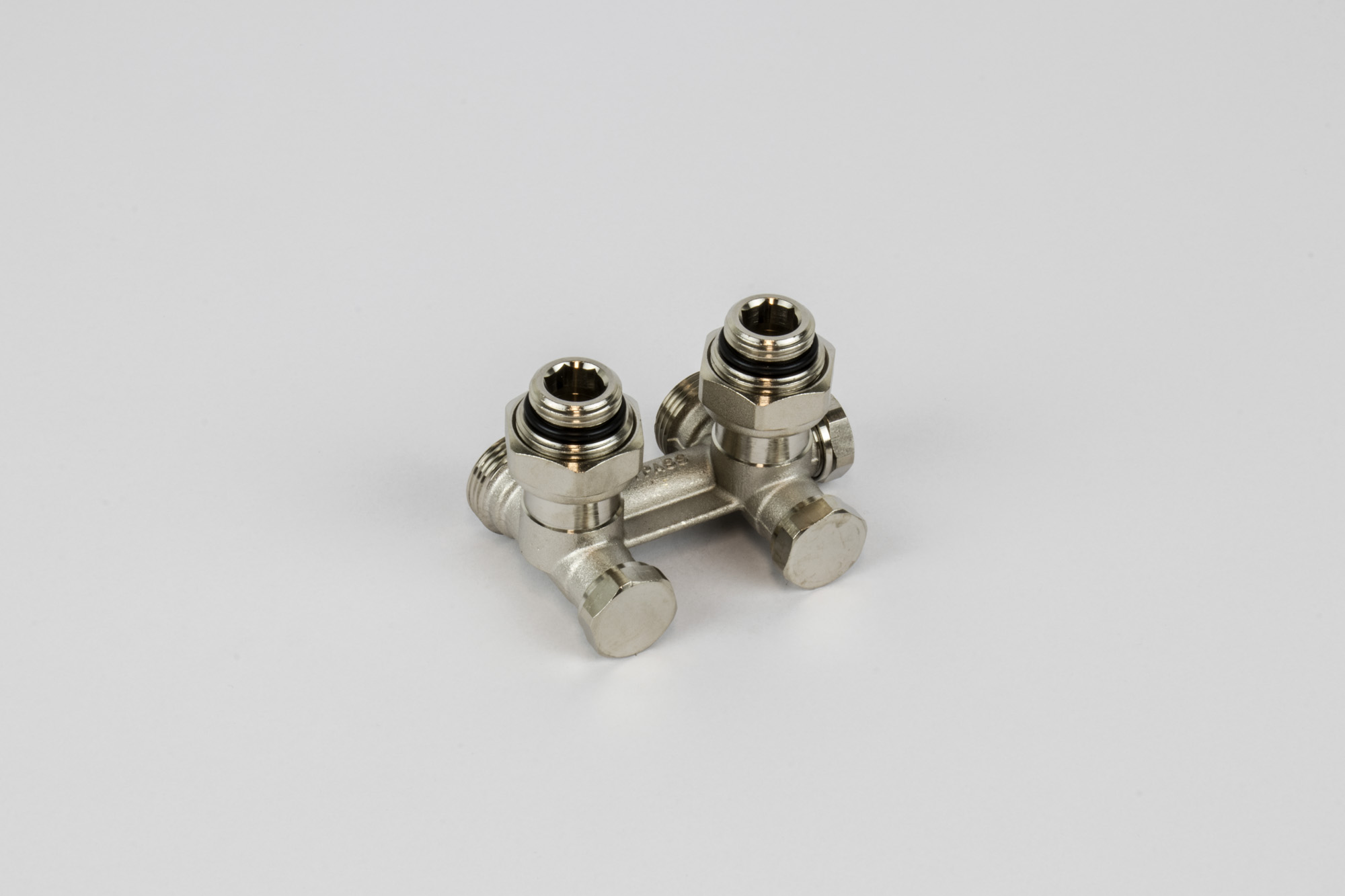 H-blok voor radiator, Begetube, aansluitingen 1/2" x euroconus 3/4", haaks, met bypass