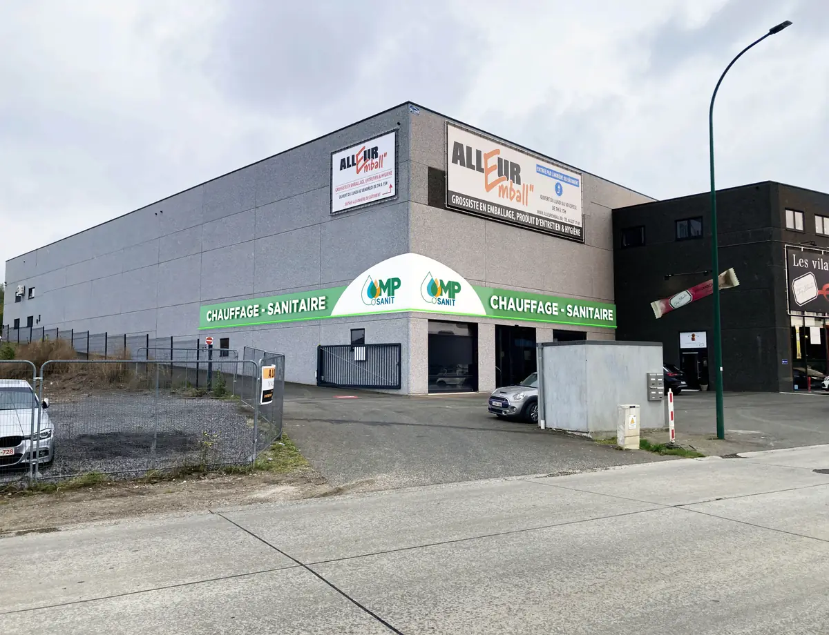 Vue extérieure du magasin MP-Sanit à Grâce-Hollogne et de son enseigne verte