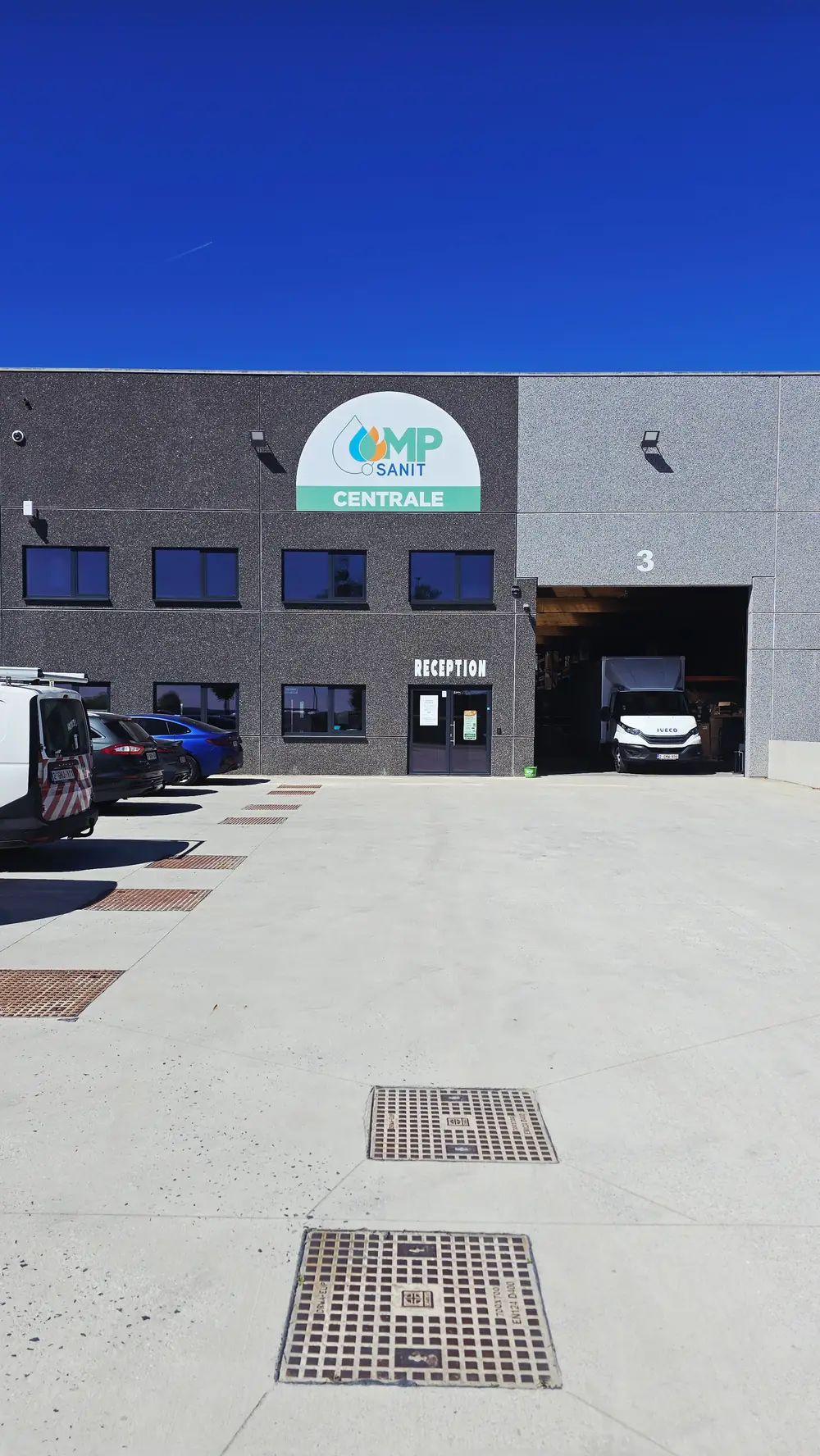 Façade MP-Sanit à Villers-le-Bouillet, enseigne Centrale et porte Réception